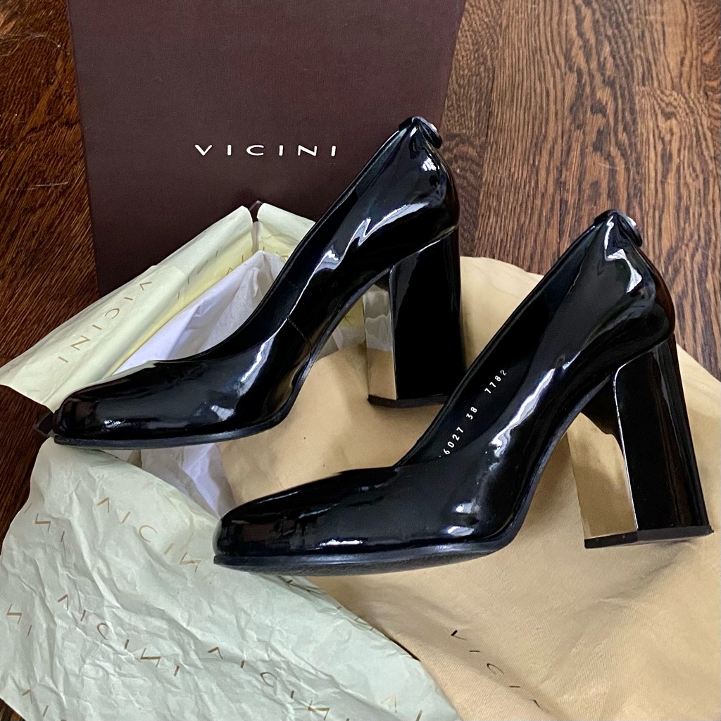Vicini Verve 3.5” Black Patent Mirrored Block Heels Rounded Toe Sz 38 Eu/7.5 Us